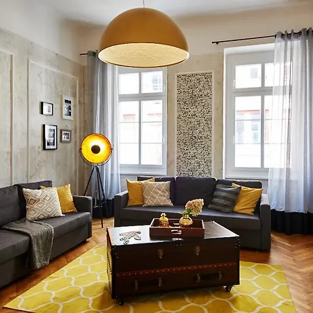 דירה King Street Design For 12 בודפשט